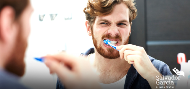 ¿Qué pasa si te cepillas los dientes demasiado fuerte?
